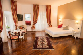 Отель Inn Rome Rooms & Suites  Рим